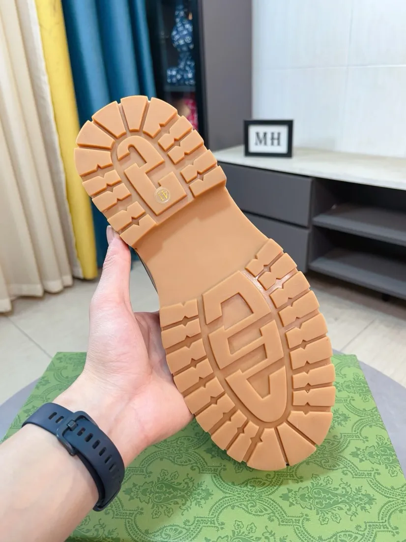 Men's shoes 💰500🌸🌸 (GUCCI) [can be made without label] G's new business boots are full-layer calfskin embossed with classic diamond pattern craftsmanship. They are high-end and classy, ​​versatile and have a full three-dimensional feel. They use raw rubber non-slip outsole. If you look closely, you will be addicted to the leather. You can't extricate yourself ~ the best on the market.          Fabric: Cowhide/Embossed Lining: Cowhide.          Please make a note when placing an order, size: 38-44 (37, 45, 46 can be customized and cannot be returned or exchanged)